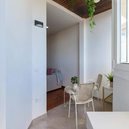 Апартаменты Bright Townhouse - Views - 5 Min Walk To The
