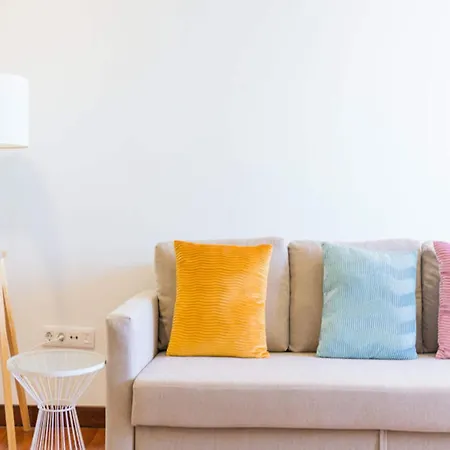 Апартаменты Bright Townhouse - Views - 5 Min Walk To The