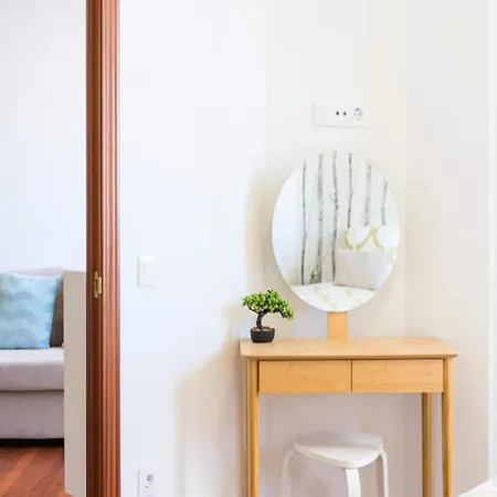 Апартаменты Bright Townhouse - Views - 5 Min Walk To The *