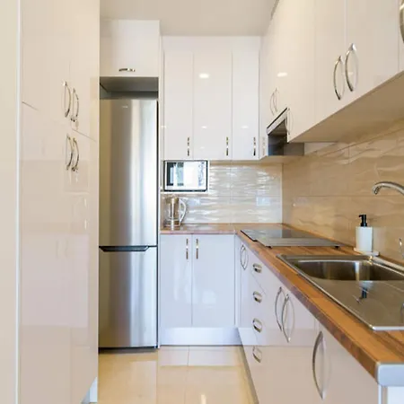 Bright Townhouse - Views - 5 Min Walk To The