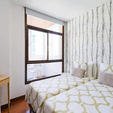 Апартаменты Bright Townhouse - Views - 5 Min Walk To The