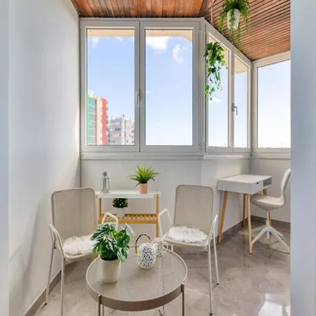 Bright Townhouse - Views - 5 Min Walk To The