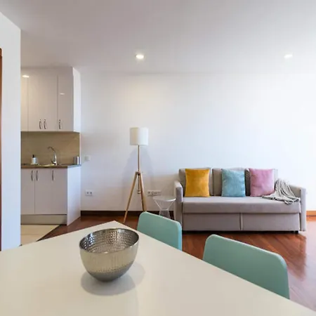 Апартаменты Bright Townhouse - Views - 5 Min Walk To The
